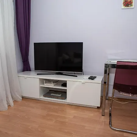 Lovely One Bedroom דירה